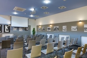 Fotografia hoteli. Zdjęcie sali konferencyjnej w układzie audytoryjnym.